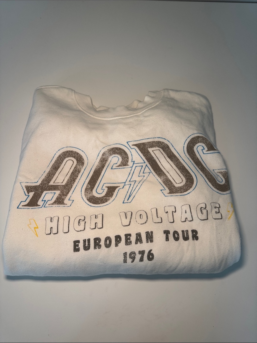 AC/DC cream womens Graphic Sweatshirt - SO SOFT size large